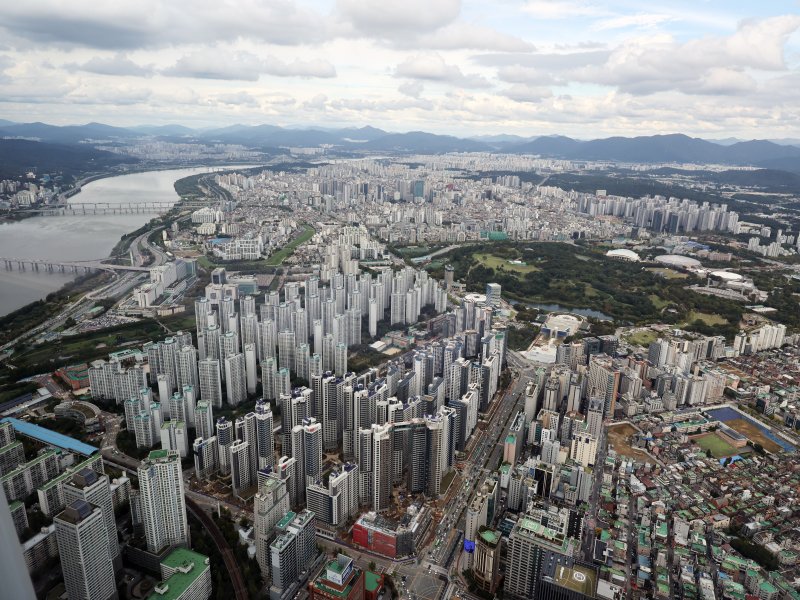정부가 15일 부동산 관계장관회의를 열고 '주택시장 안정화 대책'을 확정·발표했다. 사진은 이날 서울 송파구 롯데월드타워에서 바라본 아파트 단지. 2025.10.15/뉴스1 ⓒ News1 황기선 기자