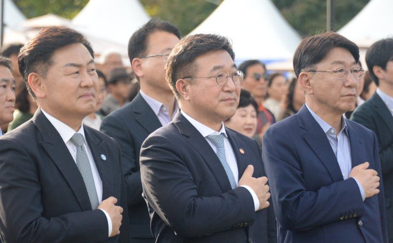 [전주=뉴시스] 김얼 기자 = 윤호중(가운데) 행정안전부 장관이 24일 전북 전주시 전주시청 노송광장에서 열린 '제7회 대한민국 사회적경제 박람회'에 참석해 국민의례를 하고 있다. 2025.10.24. pmkeul@newsis.com