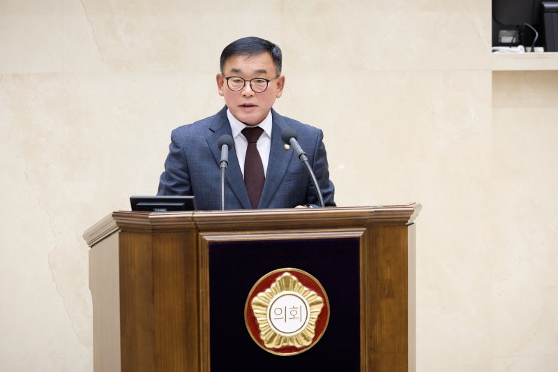 윤원균 의원이 24일 열린 용인시의회 제296회 임시회 제2차 본회의에서 5분 자유발언을 하고 있다.(시의회 제공)