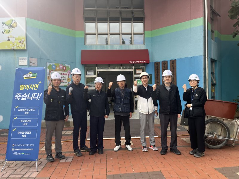 [양산=뉴시스] 양산지청이 외벽공사 현장에 불시에 방문해 불시 점검을 하고 안전사고 예방 캠페인을 하고 있다. (사진=양산지청 제공) 2025.10.24. photo@newsis.com *재판매 및 DB 금지