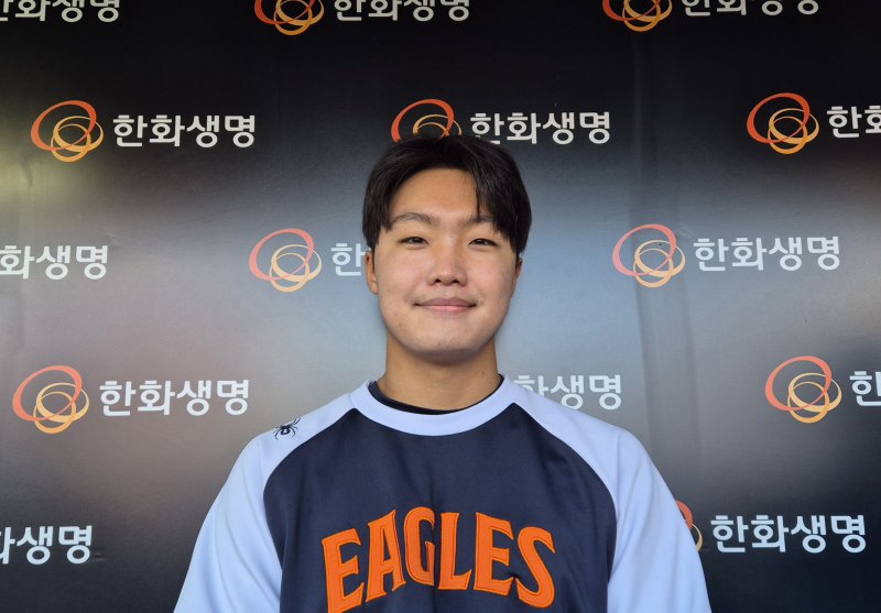 [대전=뉴시스] 문채현 기자 = 프로야구 한화 이글스의 정우주가 24일 대전 한화생명볼파크에서 열리는 삼성 라이온즈와의 2025 신한 쏠뱅크 KBO 포스트시즌 플레이오프(PO·5전3선승제) 최종 5차전을 앞두고 취재진을 만나 인터뷰를 하고 있다. 2025.10.24. dal@newsis.com *재판매 및 DB 금지