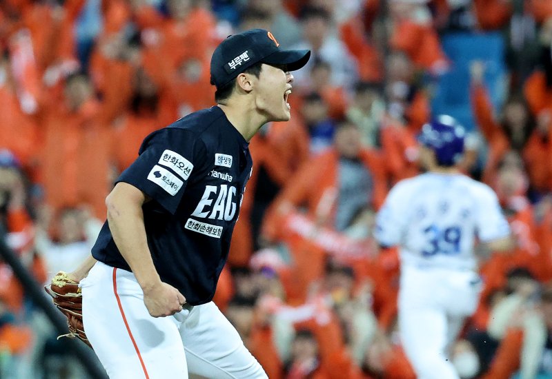 [대구=뉴시스] 이무열 기자 = 22일 대구 수성구 삼성라이온즈파크에서 열린 2025 신한 SOL 뱅크 KBO 포스트시즌 플레이오프 4차전 한화 이글스와 삼성 라이온즈의 경기, 3회말 1사 주자 1루 상황에서 한화 선발 정우주가 삼성 김성윤을 병살로 처리하며 환호하고 있다. 2025.10.22. lmy@newsis.com