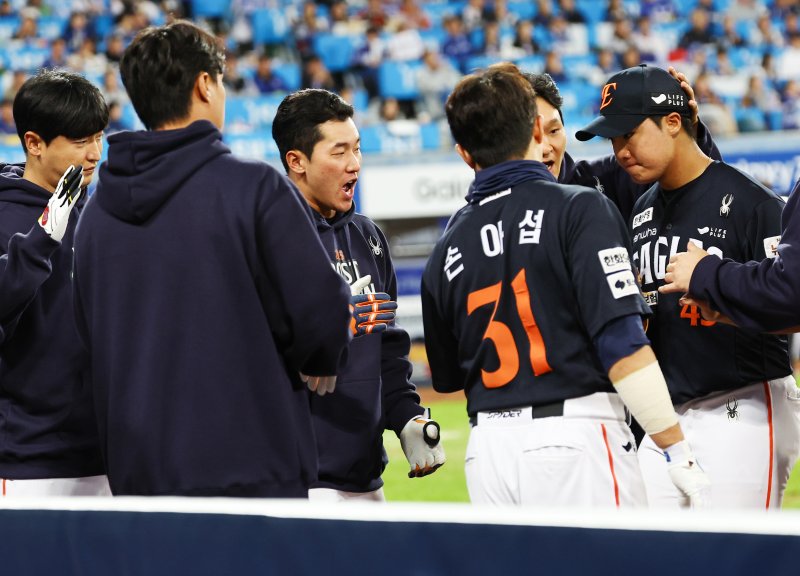 [대구=뉴시스] 최진석 기자 = 22일 대구 수성구 삼성라이온즈파크에서 열린 2025 신한 SOL 뱅크 KBO 포스트시즌 플레이오프 4차전 한화 이글스와 삼성 라이온즈의 경기, 4회말 1사 1루 상황 한화 정우주가 마운드에서 내려와 더그아웃으로 들어가고 있다. 2025.10.22. myjs@newsis.com