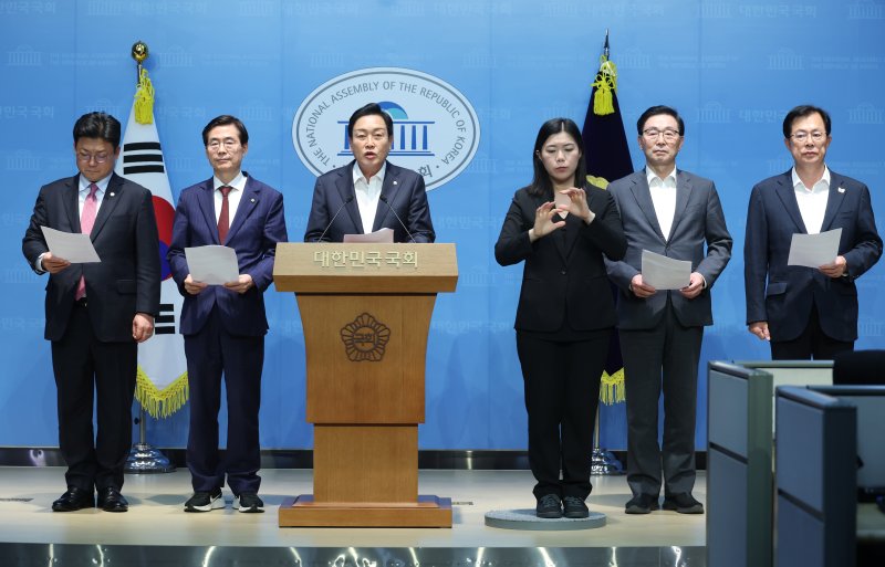 [서울=뉴시스] 고승민 기자 = 김선교 등 국회 농해수위 국민의힘 의원들이 24일 서울 여의도 국회 소통관에서 한미관세협상 쌀 개방 관련 기자회견을 하고 있다. 2025.10.24. kkssmm99@newsis.com