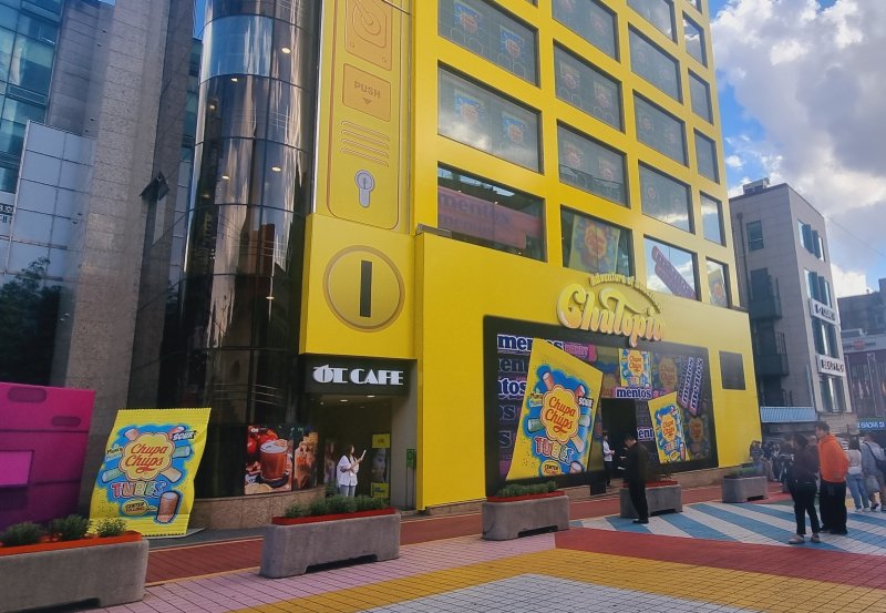 24일 서울 마포구 홍대스퀘어에 츄파춥스·멘토스 팝업스토어 '츄토피아'가 열리고 있다. / 뉴스1 박혜연 기자 ⓒ News1