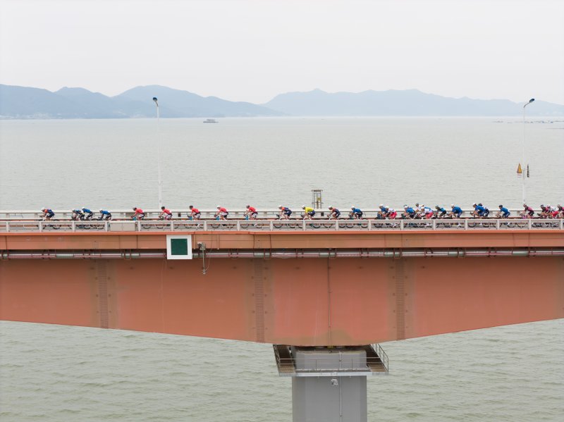 [사천=뉴시스]경남도 주최 '투르 드 경남 2025'에 참가한 선수들이 대회 3일차인 6일 사천시 구간을 질주하고 있다.(사진=경남도 제공) 2025.06.06. photo@newsis.com