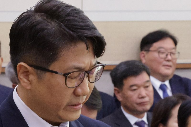 문지석 광주지검 부장검사가 23일 서울 여의도 국회 법제사법위원회에서 열린 서울고등검찰청·서울중앙지방검찰청 등에 대한 국정감사에서 의원 질의에 답변 중 울먹이고 있다. 오른쪽은 엄희준 광주고검 검사./뉴스1 ⓒ News1 신웅수 기자