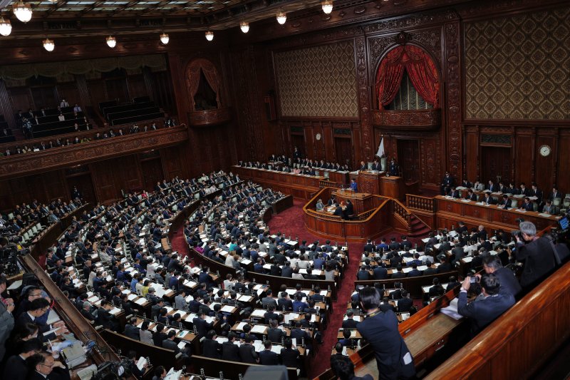 [도쿄=AP/뉴시스]다카이치 사나에 일본 총리가 24일 오후 국회에서 열린 중의원(하원)·참의원(상원) 양원 본회의에서 소신표명 연설을 하기 전 인사하고 있다. 2025.10.24.