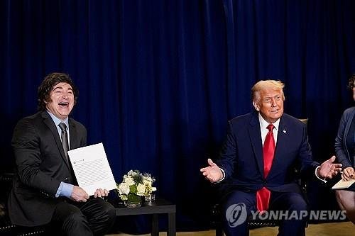 트럼프 대통령과 밀레이 대통령 (출처=연합뉴스)