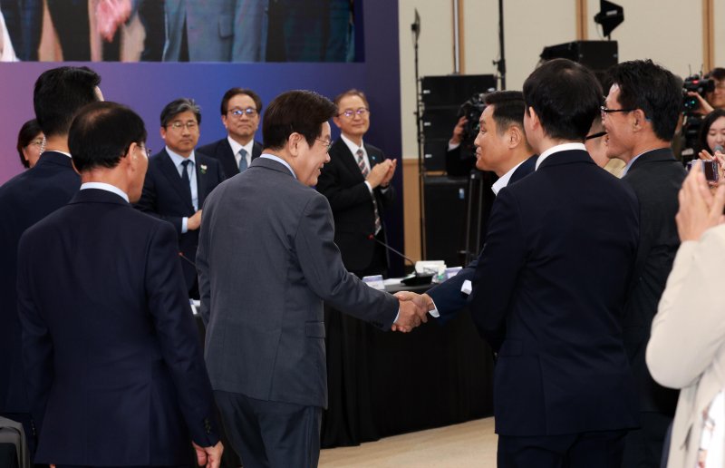 [대구=뉴시스] 고범준 기자 = 이재명 대통령이 24일 대구광역시 북구 엑스코에서 열린 '대구의 마음을 듣다' 타운홀 미팅에서 참석자들과 인사하고 있다. 2025.10.24. bjko@newsis.com