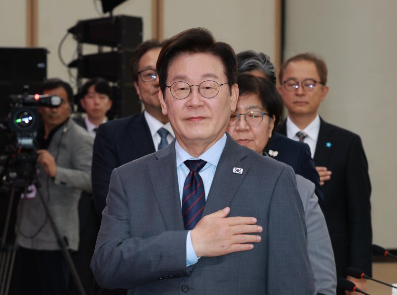 [대구=뉴시스] 고범준 기자 = 이재명 대통령이 24일 대구광역시 북구 엑스코에서 열린 '대구의 마음을 듣다' 타운홀 미팅에서 국민의례를 하고 있다. 2025.10.24. bjko@newsis.com