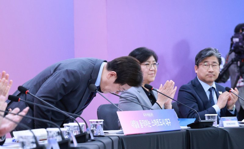 [대구=뉴시스] 고범준 기자 = 이재명 대통령이 24일 대구광역시 북구 엑스코에서 열린 '대구의 마음을 듣다' 타운홀 미팅에서 인사하고 있다. 2025.10.24. bjko@newsis.com