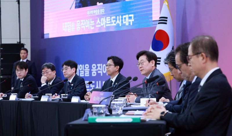 [대구=뉴시스] 고범준 기자 = 이재명 대통령이 24일 대구광역시 북구 엑스코에서 열린 '대구의 마음을 듣다' 타운홀 미팅에서 발언하고 있다. 2025.10.24. bjko@newsis.com