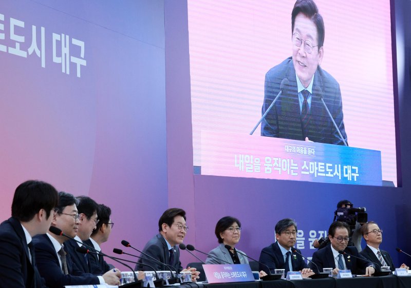 [대구=뉴시스] 고범준 기자 = 이재명 대통령이 24일 대구광역시 북구 엑스코에서 열린 '대구의 마음을 듣다' 타운홀 미팅에서 발언하고 있다. 2025.10.24. bjko@newsis.com