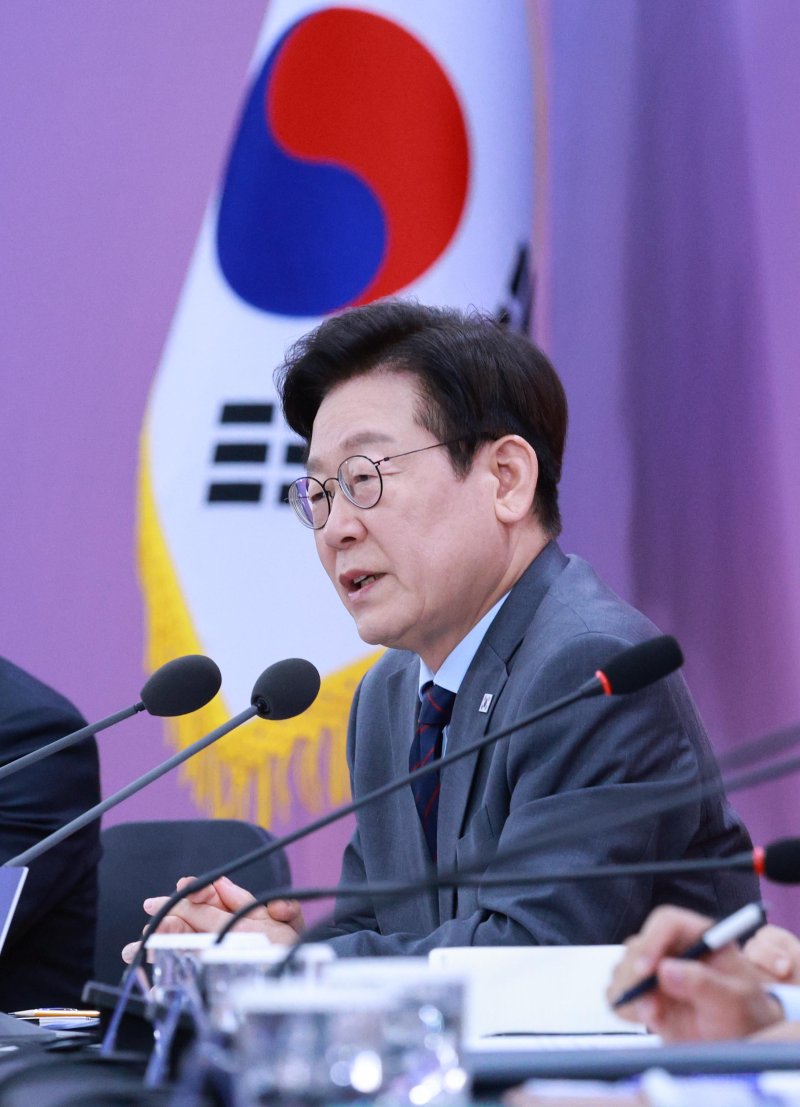 [대구=뉴시스] 고범준 기자 = 이재명 대통령이 24일 대구광역시 북구 엑스코에서 열린 '대구의 마음을 듣다' 타운홀 미팅에서 발언하고 있다. 2025.10.24. bjko@newsis.com