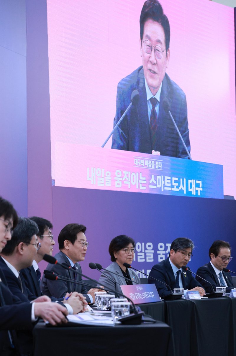 [대구=뉴시스] 고범준 기자 = 이재명 대통령이 24일 대구광역시 북구 엑스코에서 열린 '대구의 마음을 듣다' 타운홀 미팅에서 발언하고 있다. 2025.10.24. bjko@newsis.com