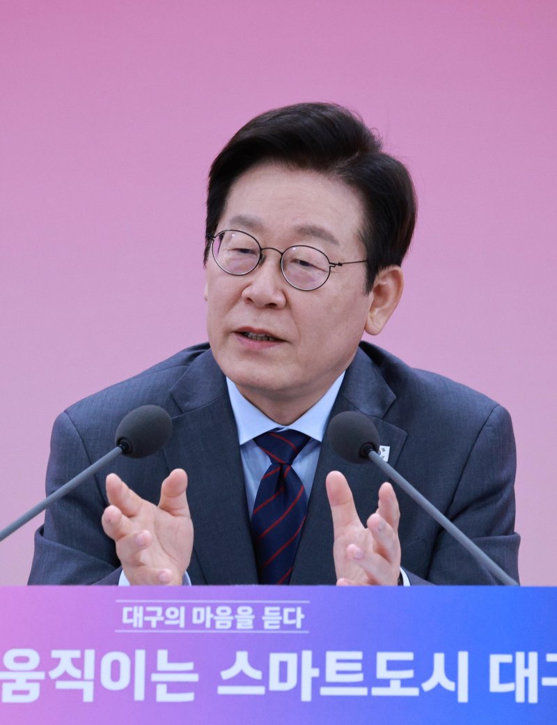 [대구=뉴시스] 고범준 기자 = 이재명 대통령이 24일 대구광역시 북구 엑스코에서 열린 '대구의 마음을 듣다' 타운홀 미팅에서 발언하고 있다. 2025.10.24. bjko@newsis.com