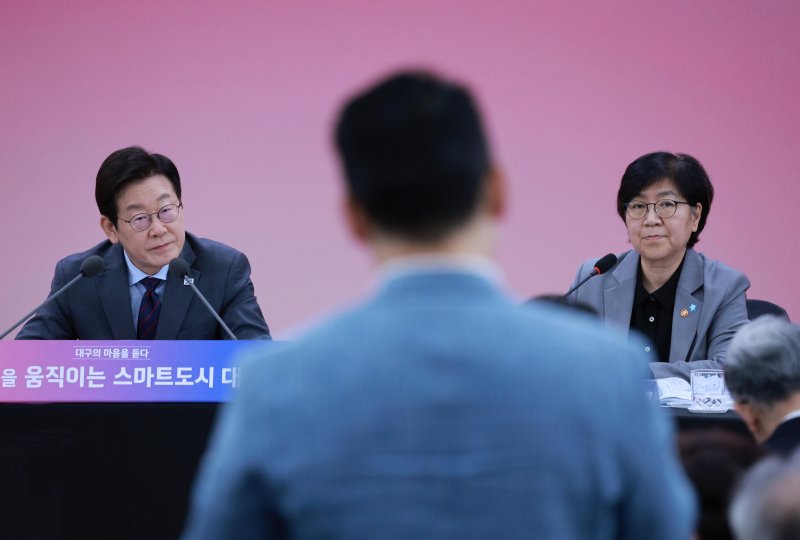 [대구=뉴시스] 고범준 기자 = 이재명 대통령이 24일 대구광역시 북구 엑스코에서 열린 '대구의 마음을 듣다' 타운홀 미팅에서 참석자 발언을 듣고 있다. 오른쪽은 정은경 보건복지부 장관. 2025.10.24. bjko@newsis.com