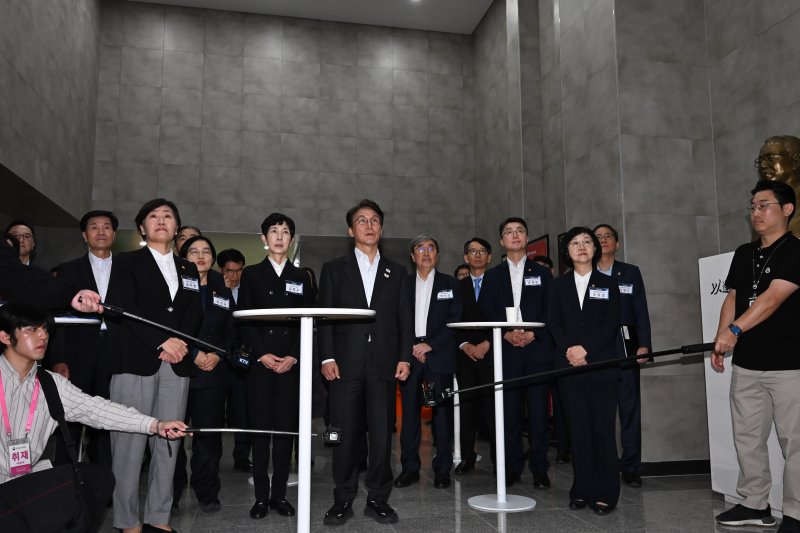 [밀양=뉴시스] 차용현 기자 = 24일 오후 경남 밀양시 삼양식품 밀양공장을 방문한 김민석 국무총리와 송미령 농림축산식품부 장관 등이 제5회 국정현안관계장관회의 참석에 앞서 공장 내부를 시찰하고 있다. 2025.10.24. con@newsis.com