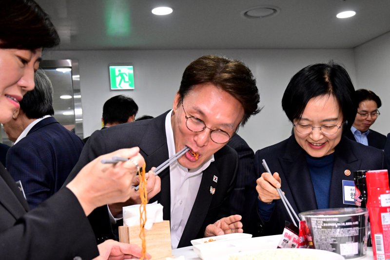 [밀양=뉴시스] 차용현 기자 = 24일 오후 경남 밀양시 삼양식품 밀양공장을 방문한 김민석 국무총리(중간)와 송미령 농림축산식품부 장관(왼쪽), 한성숙 중소벤처기업부 장관(오른쪽)이 제5회 국정현안관계장관회의 참석에 앞서 공장 내부를 둘러보고, 삼양 측이 제공한 라면을 시식하고 있다. 2025.10.24. con@newsis.com