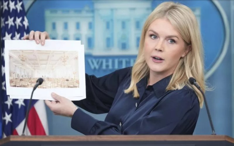 [워싱턴=AP/뉴시스] 캐롤라인 레빗 백악관 대변인이 7월 31일 백악관에서 기자 브리핑을 하면서 새로 건설할 백악관 연회장의 가상도를 보여주고 있다.2025.09.15. *재판매 및 DB 금지