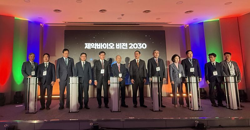 노연홍 한국제약바이오협회 회장(왼쪽 다섯번째)을 비롯한 협회 역대 회장 및 이사장과 제약·바이오 산업 관계자들이 지난 24일 서울 방배동 제약바이오협회에서 열린 창립 80주년 기념식에서 제약·바이오 비전 2030을 발표하고 기념 촬영을 하고 있다. 사진=최혜림 기자