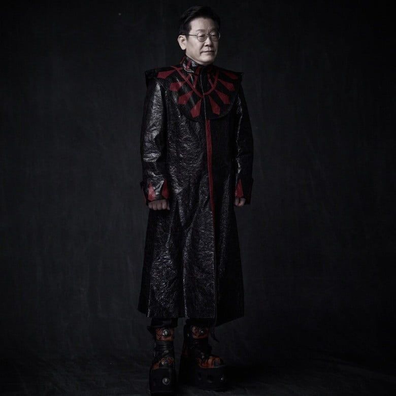 '마왕' 신해철 무대의상 입은 李 대통령, 무슨 일? [포착]