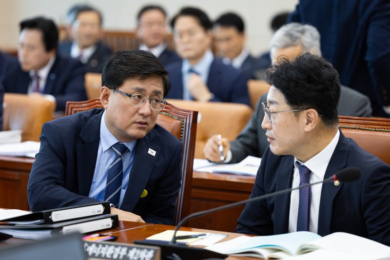 김성환 기후에너지환경부 장관과 이호현 2차관이 16일 서울 여의도 국회에서 열린 제429회 국회(정기회) 기후에너지환경노동위원회 제4차 전체회의에 출석해 대화하고 있다. 2025.10.16/뉴스1 ⓒ News1 유승관 기자