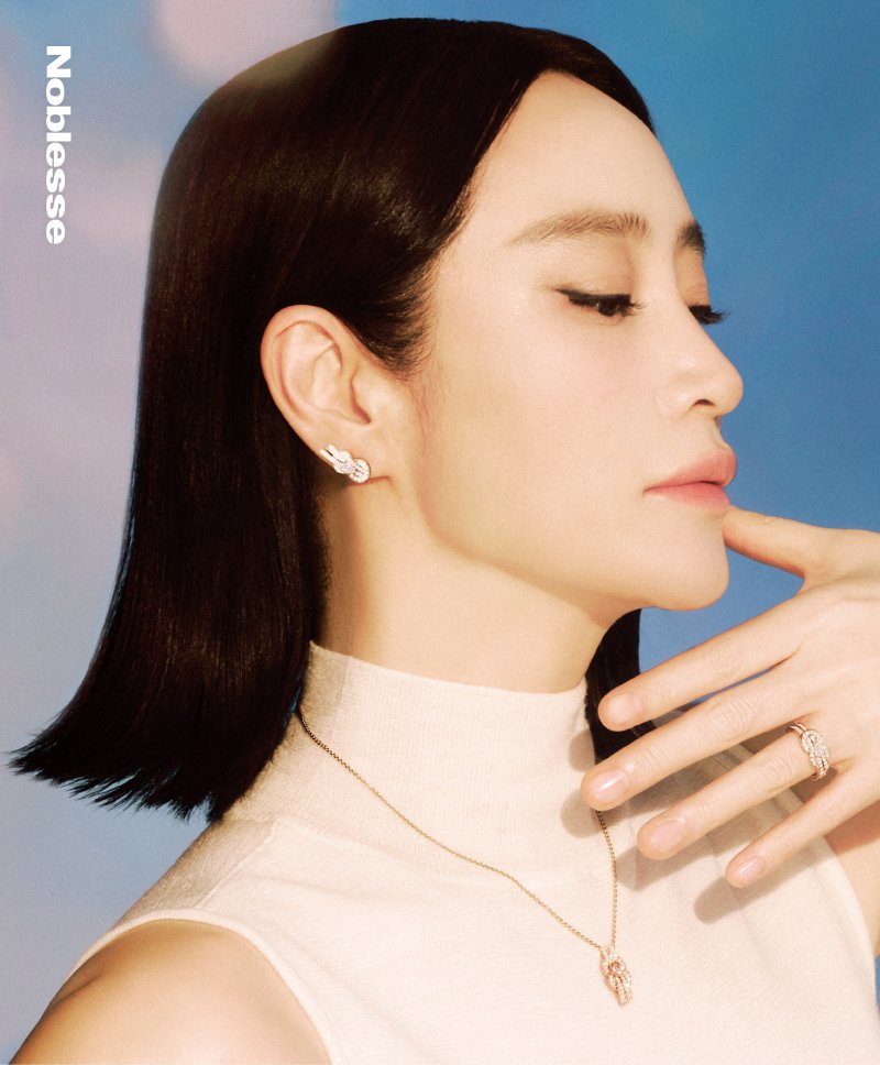 [서울=뉴시스] 프랑스 하이 주얼리 메종 프레드와 배우 김혜수가 함께한 NEW 샹스 인피니 컬렉션 화보가 프리미엄 패션·라이프스타일 매거진 '노블레스' 11월호를 통해 공개됐다. (사진=노블레스 제공) 2025.10.24. photo@newsis.com *재판매 및 DB 금지