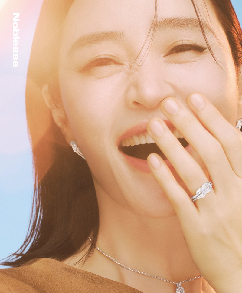 [서울=뉴시스] 프랑스 하이 주얼리 메종 프레드와 배우 김혜수가 함께한 NEW 샹스 인피니 컬렉션 화보가 프리미엄 패션·라이프스타일 매거진 '노블레스' 11월호를 통해 공개됐다. (사진=노블레스 제공) 2025.10.24. photo@newsis.com *재판매 및 DB 금지