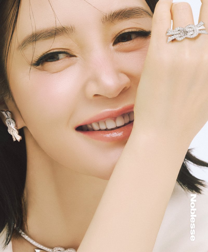 [서울=뉴시스] 프랑스 하이 주얼리 메종 프레드와 배우 김혜수가 함께한 NEW 샹스 인피니 컬렉션 화보가 프리미엄 패션·라이프스타일 매거진 '노블레스' 11월호를 통해 공개됐다. (사진=노블레스 제공) 2025.10.24. photo@newsis.com *재판매 및 DB 금지