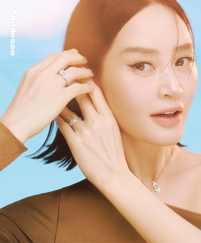 [서울=뉴시스] 프랑스 하이 주얼리 메종 프레드와 배우 김혜수가 함께한 NEW 샹스 인피니 컬렉션 화보가 프리미엄 패션·라이프스타일 매거진 '노블레스' 11월호를 통해 공개됐다. (사진=노블레스 제공) 2025.10.24. photo@newsis.com *재판매 및 DB 금지