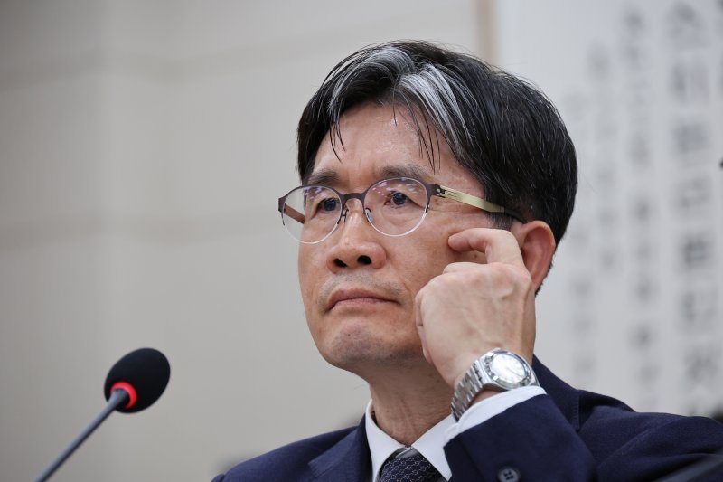 [서울=뉴시스] 김금보 기자 = 오동운 고위공직자범죄수사처장이 24일 오후 서울 여의도 국회에서 열린 법제사법위원회의 고위공직자범죄수사처에 대한 국정감사에서 질의를 듣고 있다. 2025.10.24. kgb@newsis.com