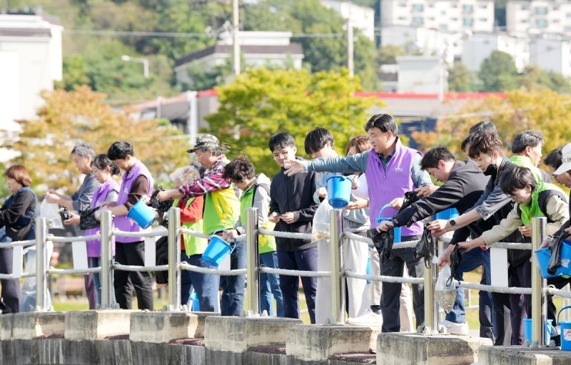 광주시가 24일 청석공원에서 ‘다슬기 치패 및 물고기 치어 방류행사’를 개최했다.(광주시 제공)
