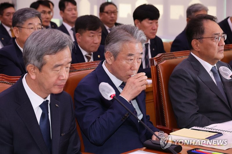 물 마시는 강호동 회장 (출처=연합뉴스)