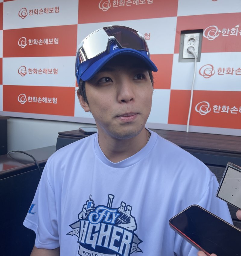 PO 5차전을 앞두고 취재진과 인터뷰하는 삼성 김영웅 (출처=연합뉴스)