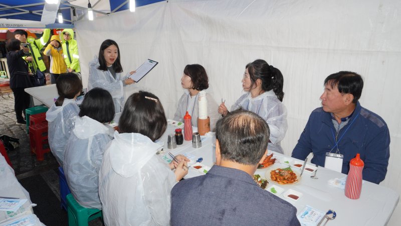 부산 자갈치축제 평가단이 활동하고 있다. (중구 제공. 재판매 및 DB 금지)