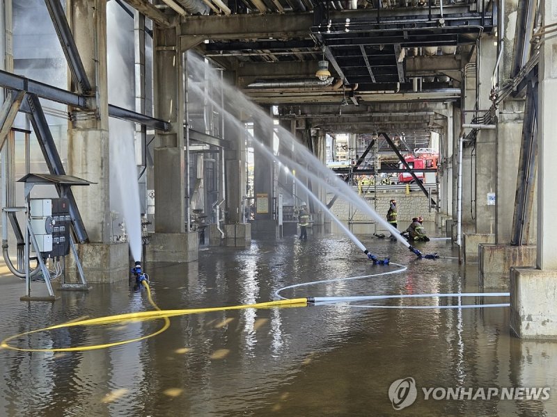 SK에너지 화재 현장 냉각하는 소방관들 (출처=연합뉴스)