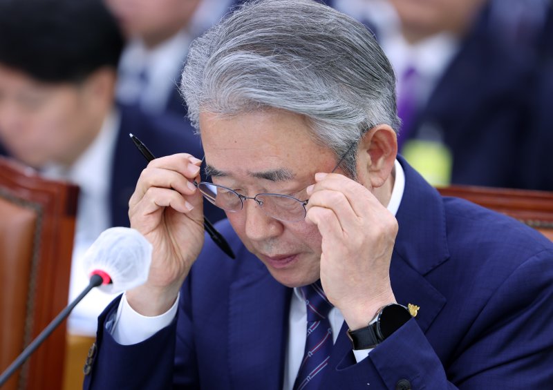 [서울=뉴시스] 김명년 기자 = 강호동 농협중앙회장이 24일 오전 서울 여의도 국회 농림축산식품해양수산위원회에서 열린 농협중앙회-한국마사회 등에 대한 국정감사에서 안경을 고쳐쓰고 있다. 2025.10.24. kmn@newsis.com