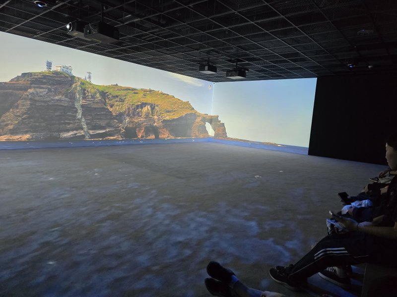 24일 동북아역사재단 독도체험관 재개관식에서 관람객들이 실감 영상을 감상하고 있다. ⓒ 뉴스1 김정한 기자