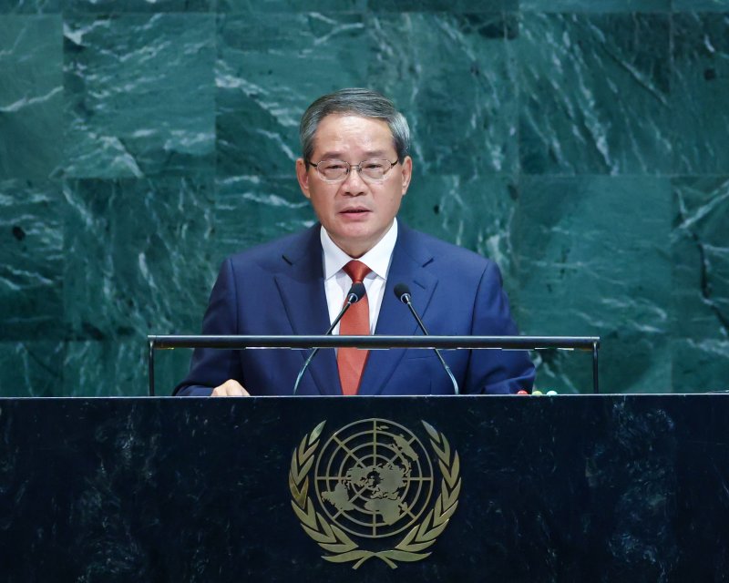 [유엔본부=신화/뉴시스] ﻿﻿리창 중국 국무원 총리가 오는 27일부터 28일까지 말레이시아를 방문해 아세안 관련 일련의 정상회의에 참석할 예정이다. 사진은 리 총리가 지난 9월 26일 유엔총회에서 연설하는 모습. 2025.10.24
