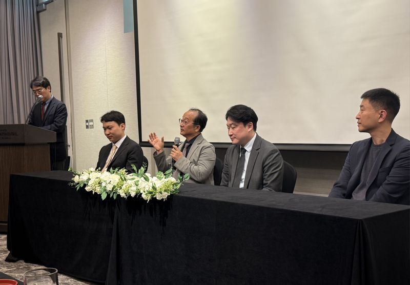 지난 22일 서울 삼성동 그랜드인터컨티넨탈 파르나스에서 가진 (주)피글(김규천 대표이사·왼쪽 세번째)과 셀트리온스킨큐어, 이을바이오사이언스, 프나시어 등 협약식 참석자들이 상호 협력 방안을 논의하고 있다. (주)피글 제공