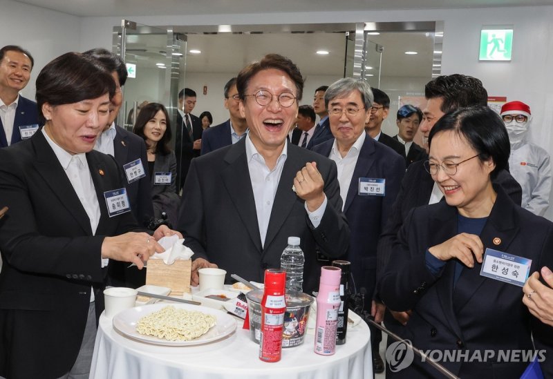 장관들과 불닭볶음면 시식하는 김민석 총리 (출처=연합뉴스)