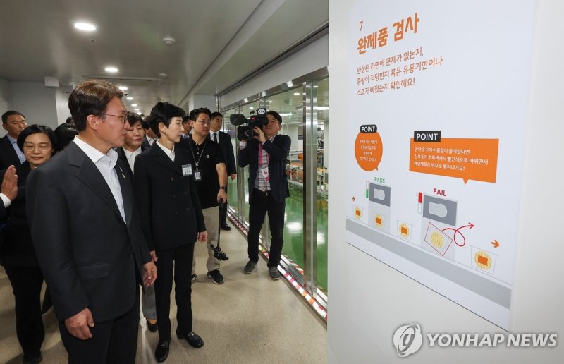 불닭볶음면 제조 공정 살펴보는 김민석 총리 (출처=연합뉴스)