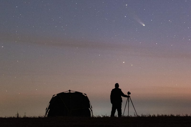 [푸진=신화/뉴시스] 22일(현지 시간) 중국 헤이룽장성 푸진에서 한 사진가가 밤하늘을 지나는 레몬 혜성을 관측하고 있다. 2025.10.24.