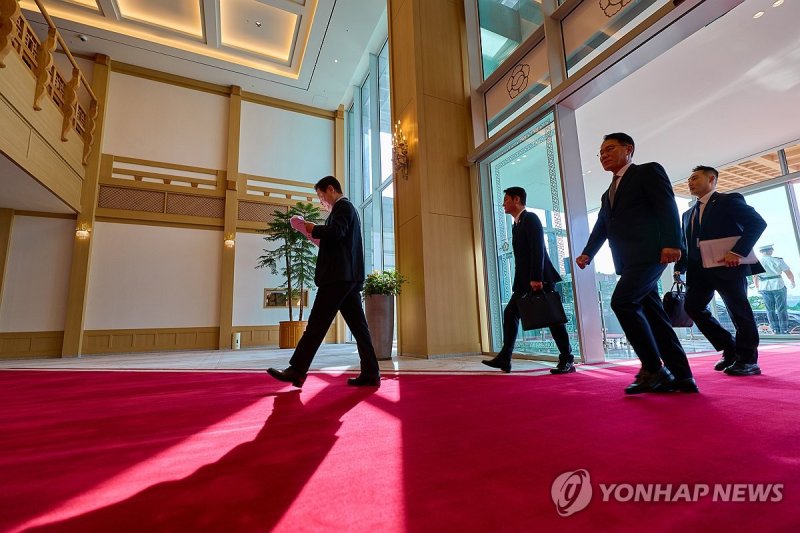 서류 체크하며 출근하는 이재명 대통령 (출처=연합뉴스)