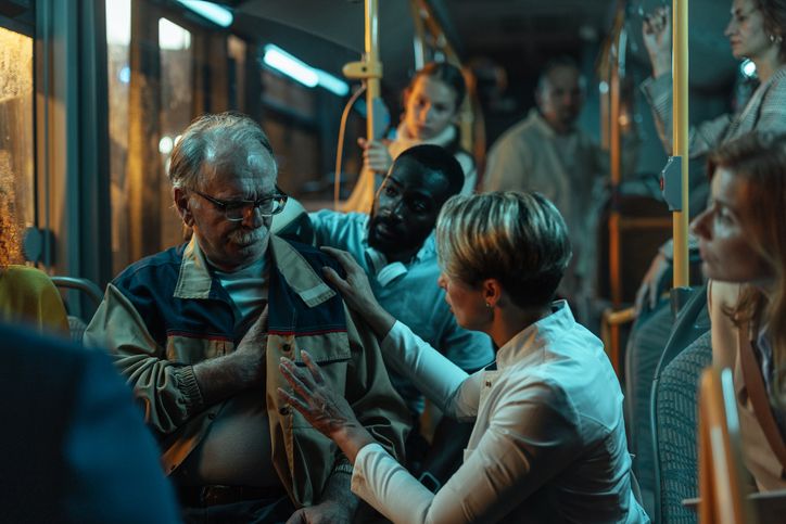 "엄마 생각나서 눈물 났다"..버스서 '소변 실수'한 할머니 도운 시민 [따뜻했슈]