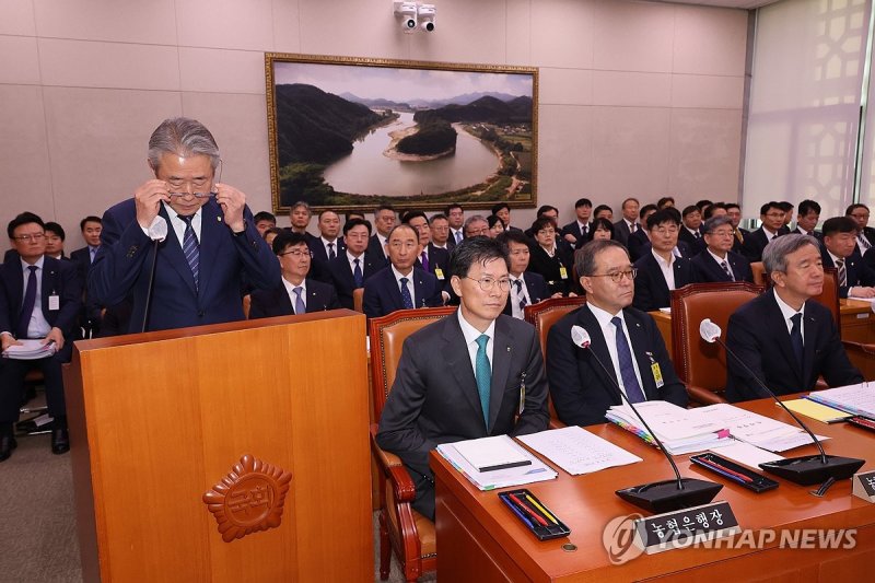 국감 출석한 강호동 회장 (출처=연합뉴스)