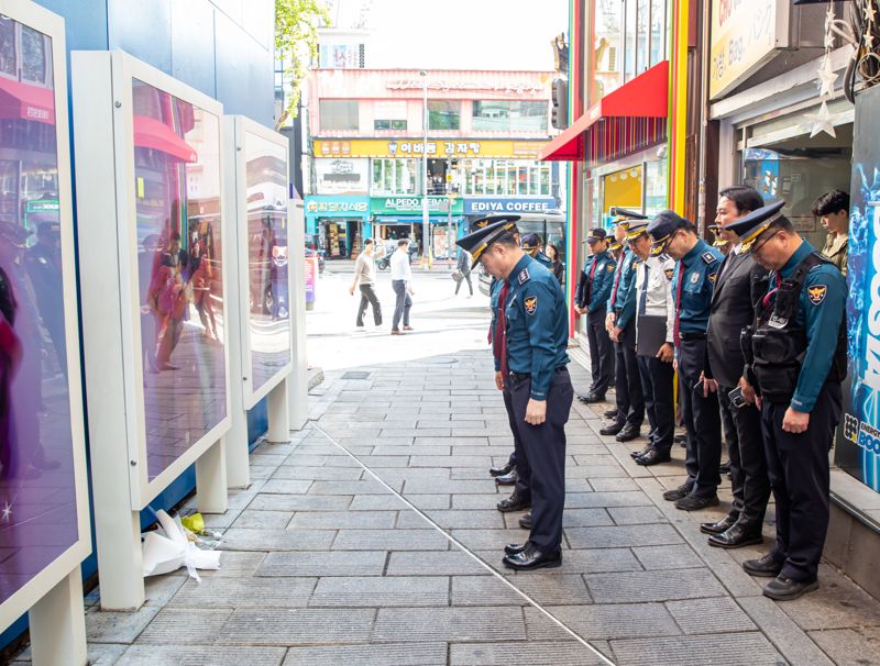 . 박정보 서울경찰청장은 24일 이태원 참사 현장에 마련된 '추모의 벽' 앞에서 희생자를 기렸다. 서울경찰청 제공