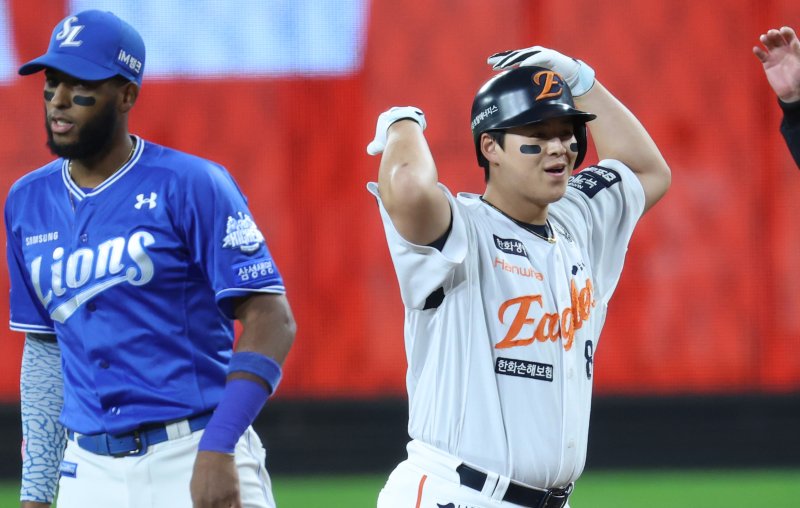 24일 대전 한화생명볼파크 열린 프로야구 2025 신한 SOL뱅크 KBO 플레이오프 5차전 삼성 라이온즈와 한화 이글스의 경기에서 한화 노시환이 1사 2,3루에서 선취 1안타를 치며 환호하고 있다. ⓒ News1 김기남 기자